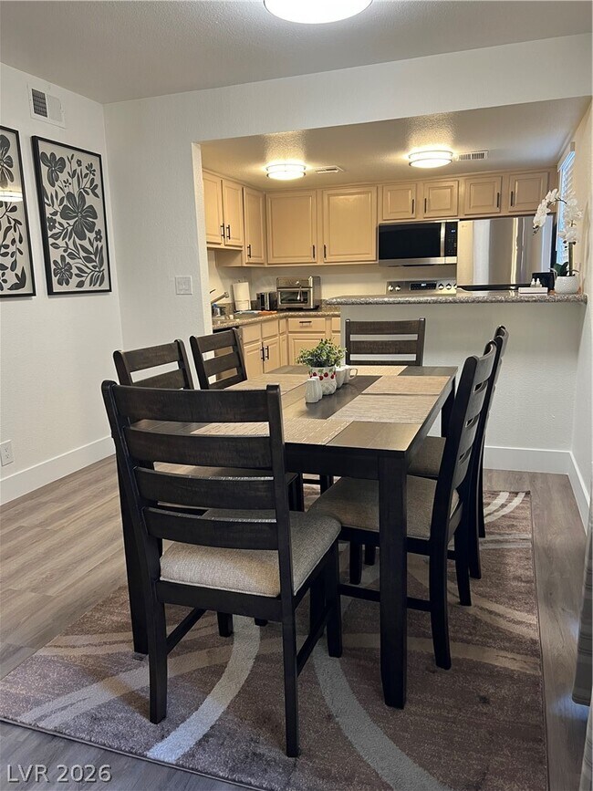 Foto del edificio - 5404 River Glen Dr