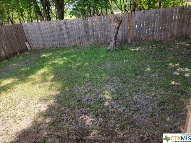 Building Photo - 102 Kings Ct