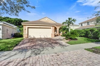 Building Photo - 1100 Chinaberry Dr