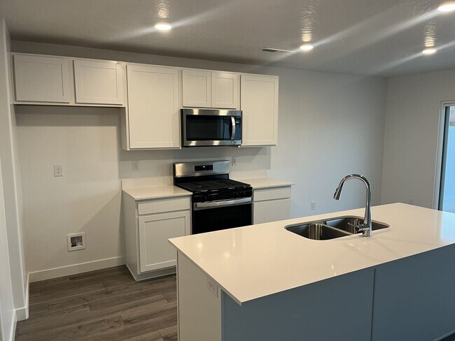 Building Photo - Flexible 6 Month Lease! Beautiful 3 Bed Townhome with Amazing Amenities!