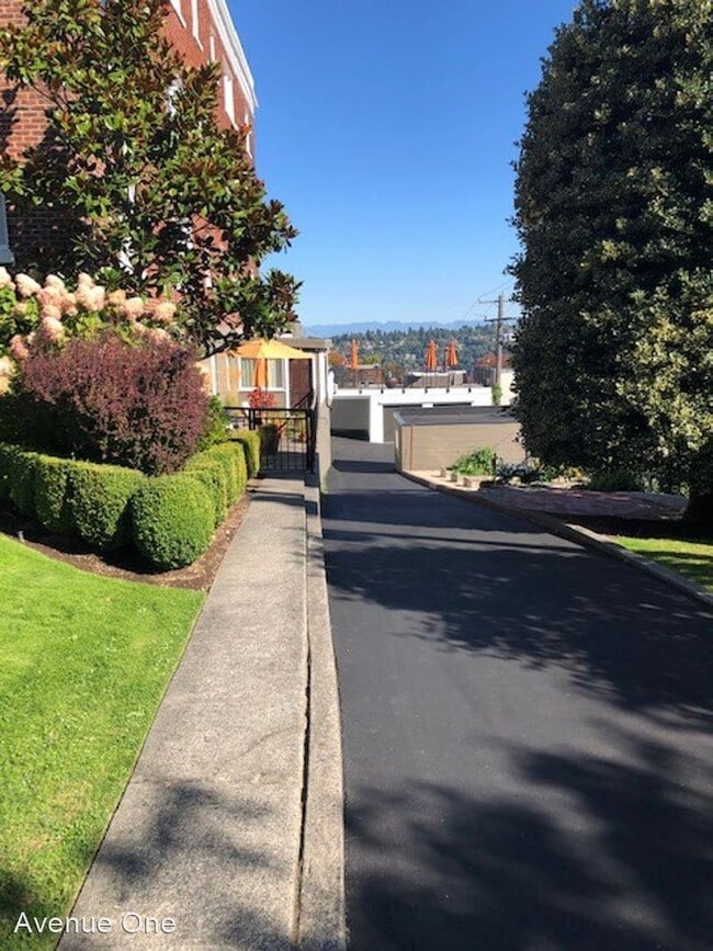 Building Photo - 1 br, 1 bath House - 1902 Bigelow Ave N #304