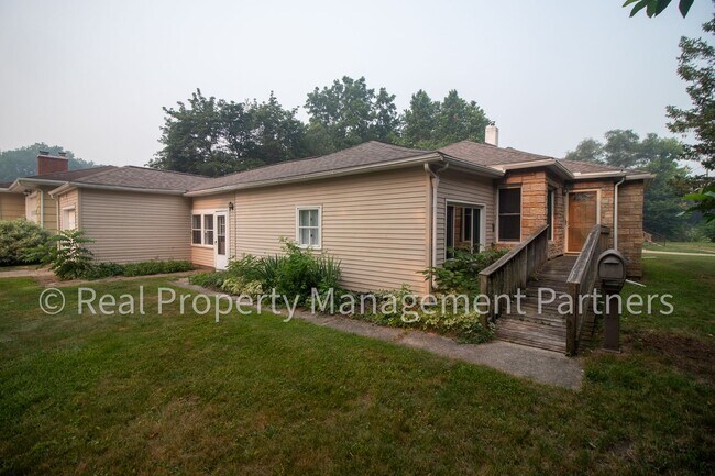 Foto del edificio - Charming 3 Bed 1 Bath Corner-Lot Ranch on 0.25+ Acres - Lawncare Included