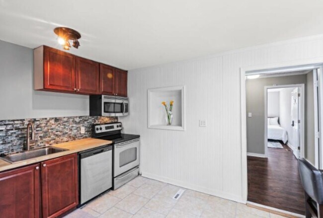 Building Photo - 206 E 37th St