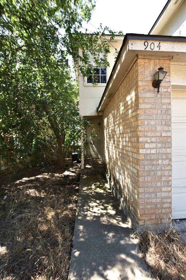 Building Photo - 902/904-904 Sagewood Trail