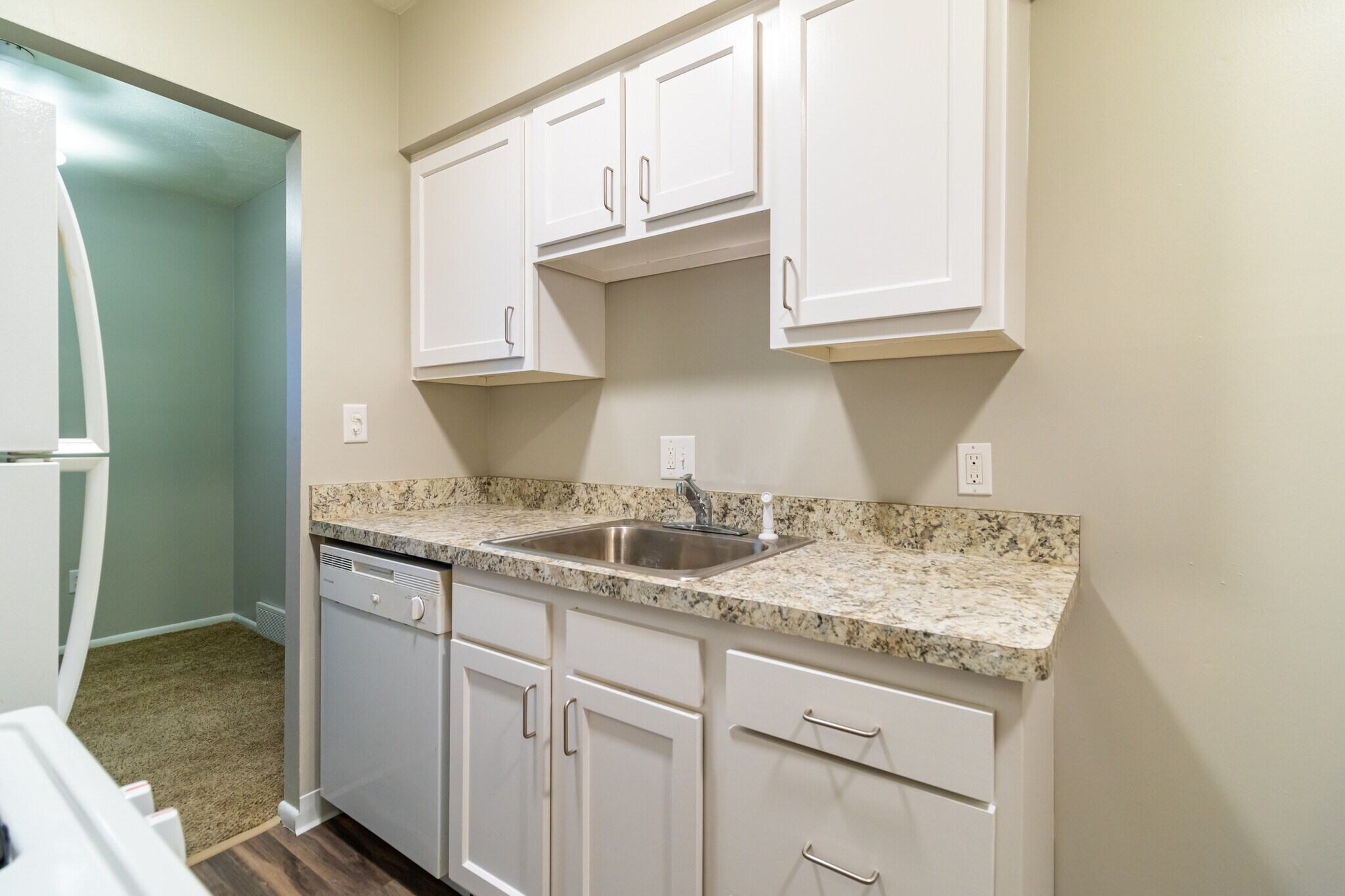 Valley Plaza Apartments – photo 2