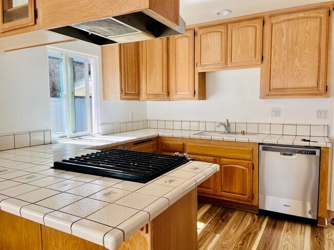 Foto del edificio - ADORABLE  2bd 1ba HOUSE  BLOCKS to HERMOSA...