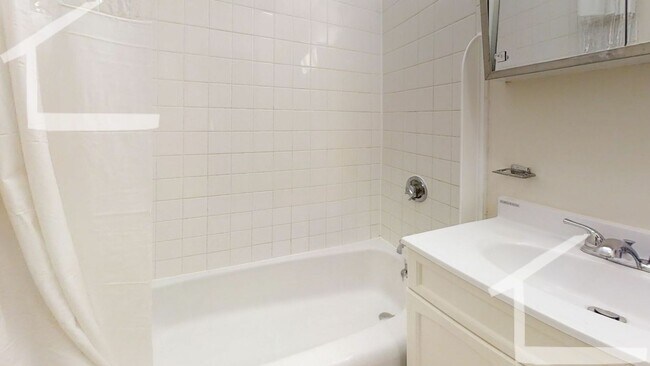 Foto del edificio - Spacious & Sunny 1BR apartment NO BROKER FEE