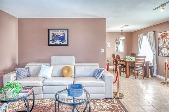 Building Photo - Fully furnished!