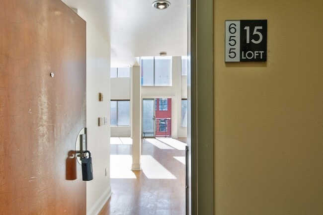 Building Photo - Chic Live/Work Loft!! 1 Bed & 2 Baths w/ O...