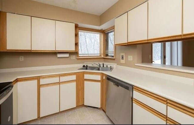 Building Photo - Spacious Minnetonka  2-BR Townhome