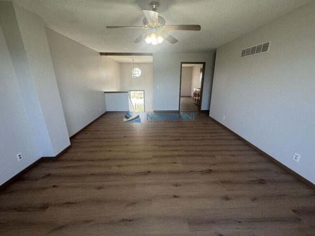 Building Photo - 1302 Hollyhock Dr