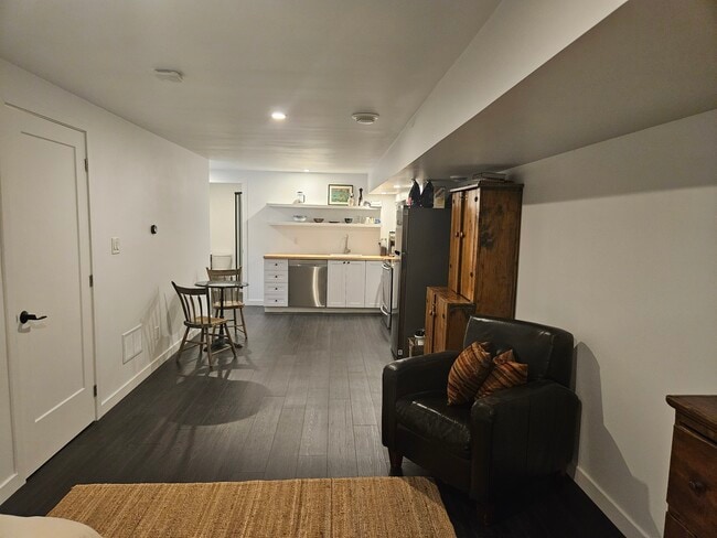 Building Photo - 95 Marier Av