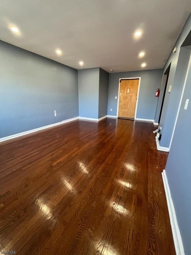 Building Photo - 565 Grove St