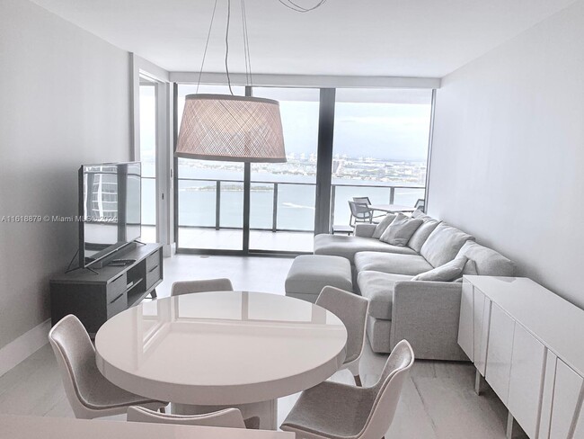Foto del edificio - 650 NE 32nd St