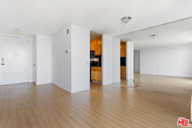 Building Photo - 100 S Doheny Dr