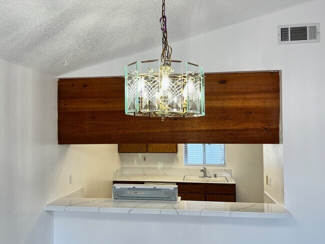 Comedor n.° 2 - 37273 Bankside Dr