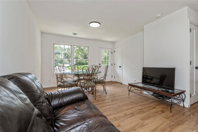 Building Photo - 8 Mortimer St