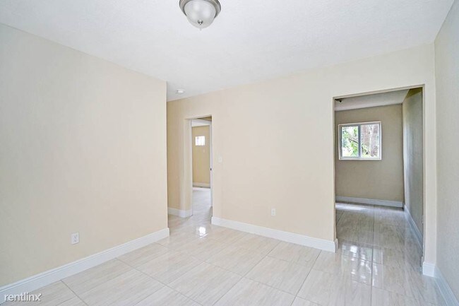 Building Photo - 2 br, 1 bath  - 1940 Washington Ave 2