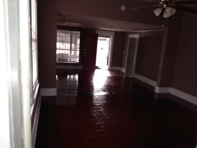 Building Photo - 4 Bedroom/2 bath