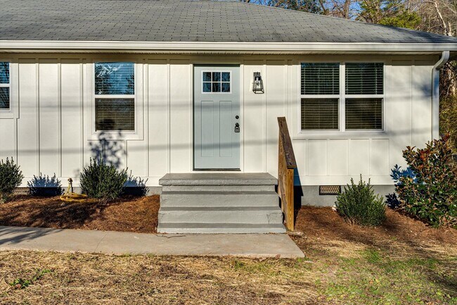 Building Photo - Charming 3 Bed Rancher