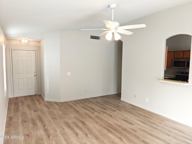 Foto del edificio - 8811 N 5th St