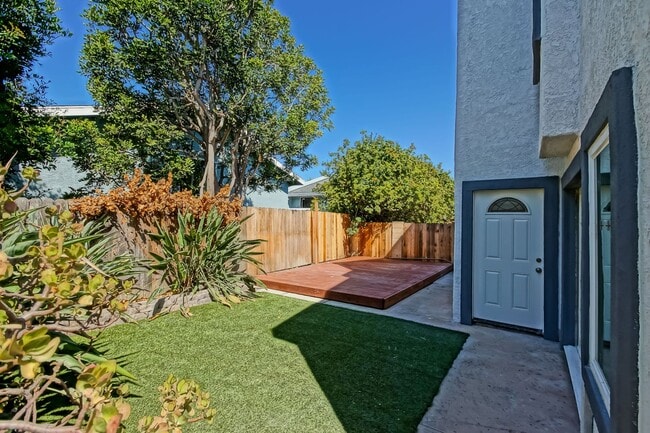 Building Photo - Newly Updated, Detached Rear Townhome w/ S...