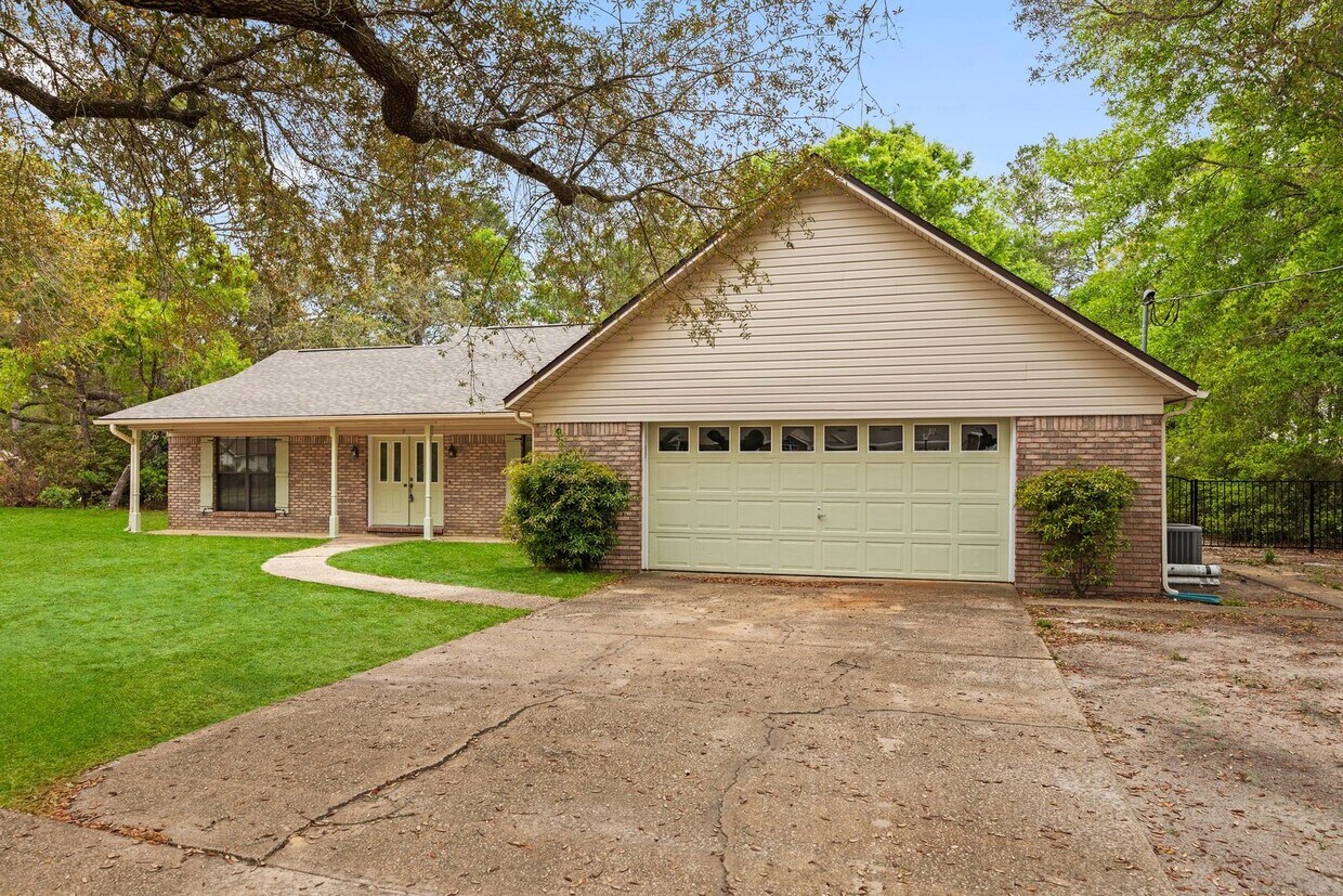 Foto principal - Beautiful Home! Convenient Location!