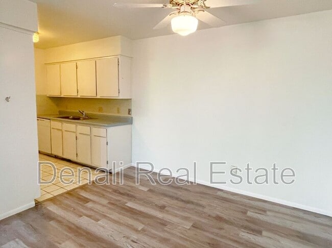 Building Photo - 461 W Yucca Ct