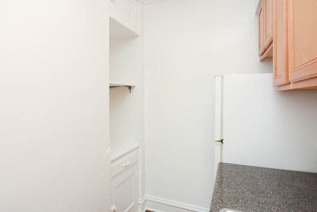 Building Photo - 4638 N Paulina St