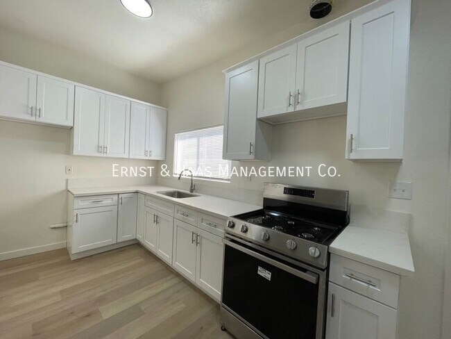 Building Photo - Now leasing, Lovely 1 Bedroom Apartment!
