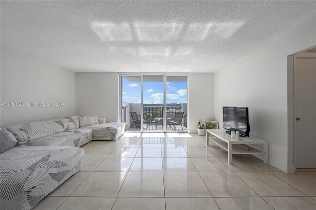 Foto del edificio - 2750 NE 183rd St