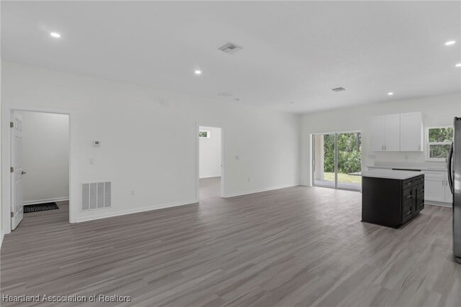 Foto del edificio - 7539 Bernal Dr