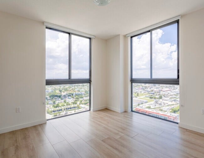 Building Photo - 1502 NE Miami Pl