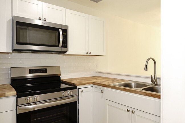 Foto del edificio - Cozy Two Bedroom Townhouse