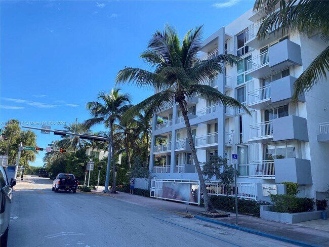 Foto del edificio - 7832 Collins Ave