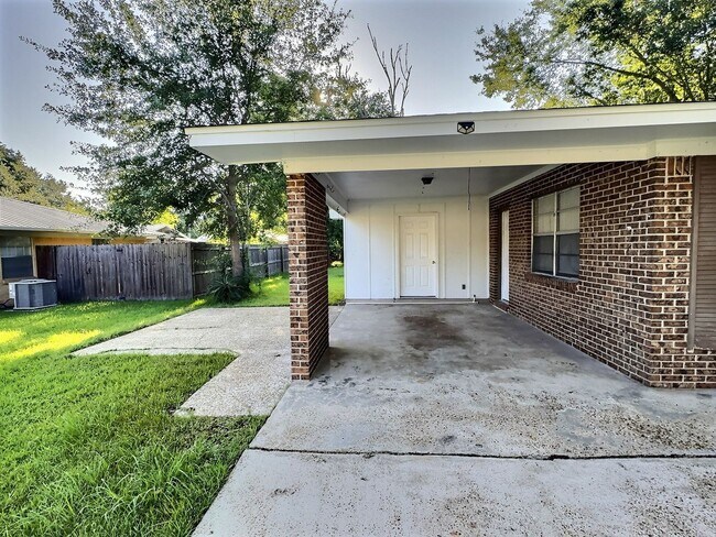 Foto del edificio - 3-Bedroom Home Near Downtown Ocean Springs in the Golf Cart District