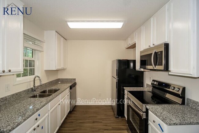 Foto del edificio - Now available 4 bedrooms 2 baths