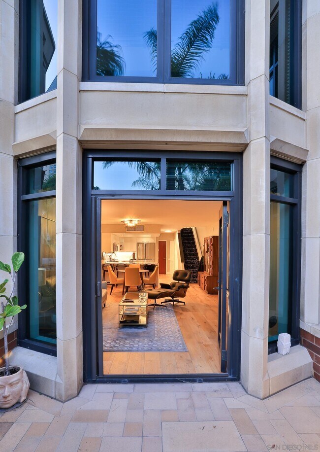 Foto del edificio - 500 W Harbor Dr