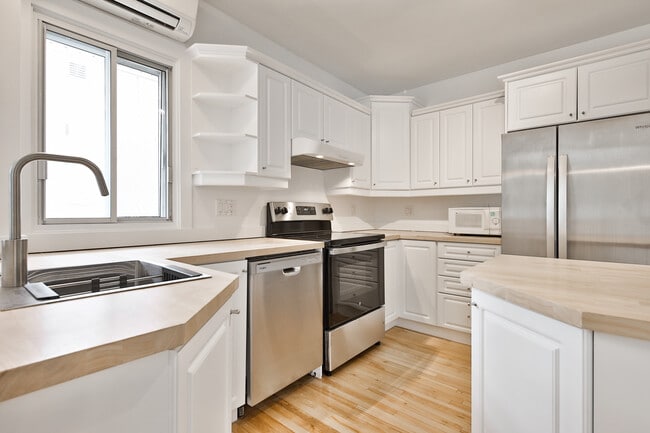 Building Photo - 6330 Rue Garnier