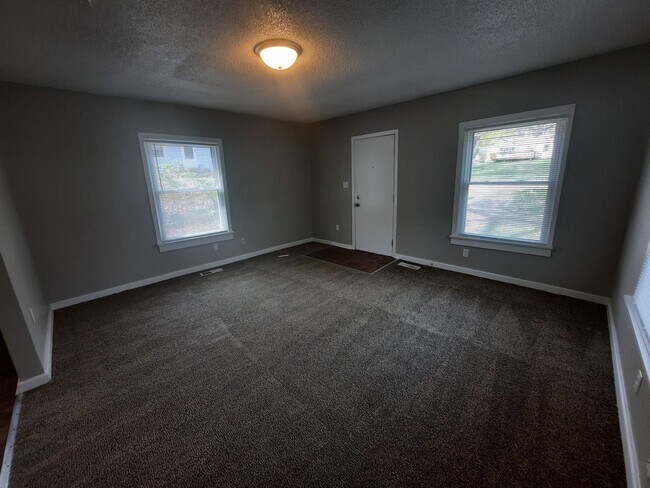 Foto del edificio - 2 bedroom, 1 bathroom home on large corner...