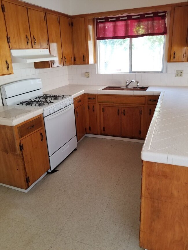 Building Photo - 3 Bedroom 2 Bathroom Home for Rent in Hanford