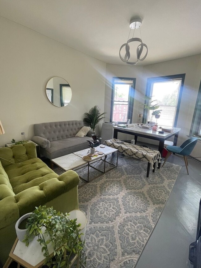 Building Photo - Charming 2BR Duplex in Chicago