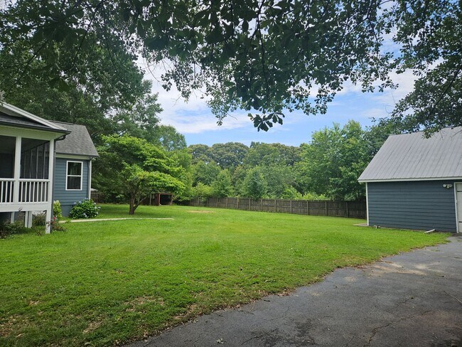 Building Photo - Spacious Hiram House on 1.37 Acres