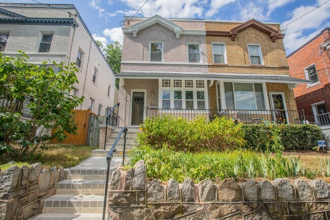 Building Photo - Exquisite 4 BR/3.5 BA EOG Townhome in Takoma!