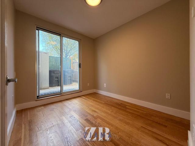 Foto del edificio - 3 bedroom in BROOKLYN NY 11205