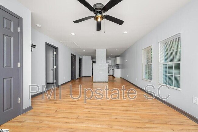 Foto del edificio - 249 E Hampton Ave