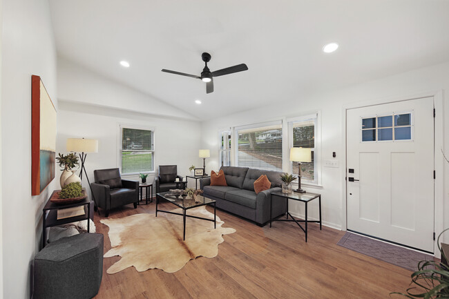 Vaulted Living Room - 1928 Rogers Ave SW