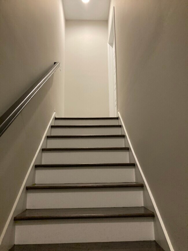 Escaleras - 4912 Florida Ave