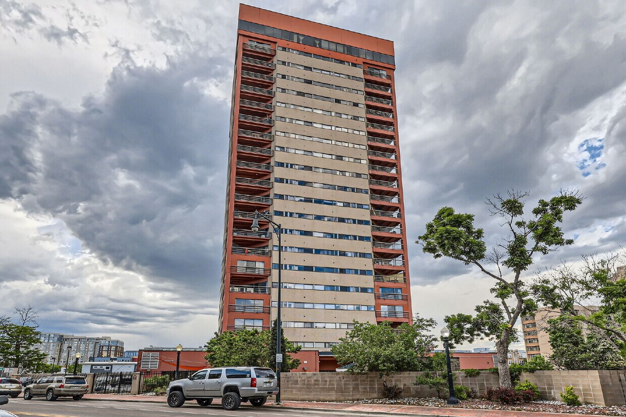 Primary Photo - 100 Park Ave W