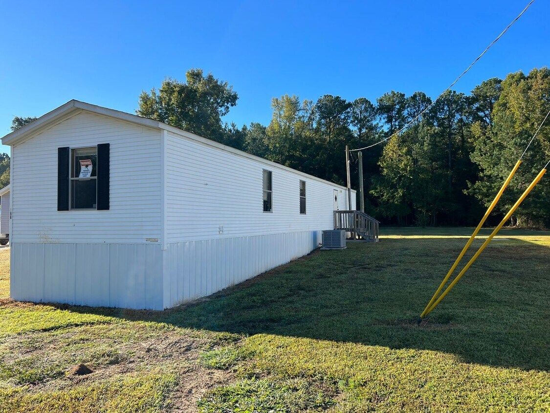 Foto principal - 3 bedroom 2 bath mobile home for rent